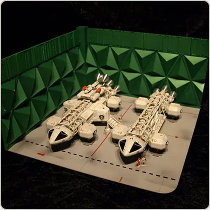 (emballage endommagé) COSMOS 1999 DELUXE EAGLE HANGAR – diorama + véhicules miniatures 29 cm Sixteen 12 (EGT-06) Koopje