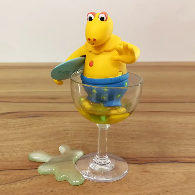 Tijdelijk Beschikbaar L‘ILE AUX ENFANTS CASIMIR DANS LE VERRE – statuette en résine 12 cm