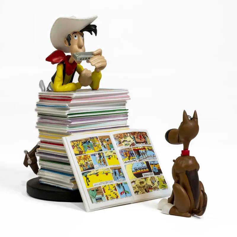 Flitsaanbieding Figurine de collection Lucky Luke et Rantanplan pile d‘albums, Collectoys 2023 (000391)