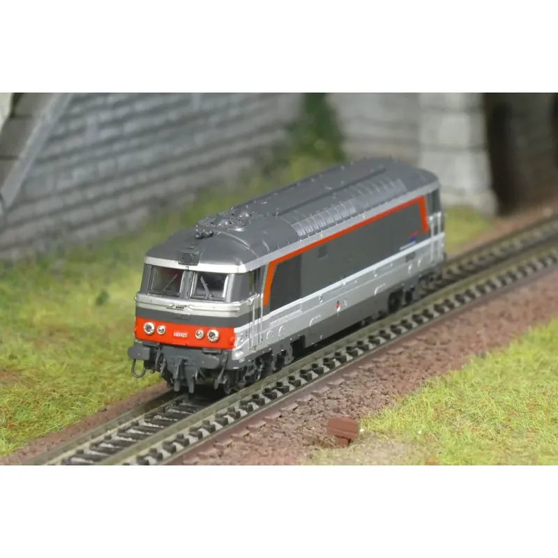 Locomotive diesel BB 67421, livrée MULTISERVICE, NEVERS, digitale sonore, N 1/160 – REE Modeles NW338S Snelle Levering
