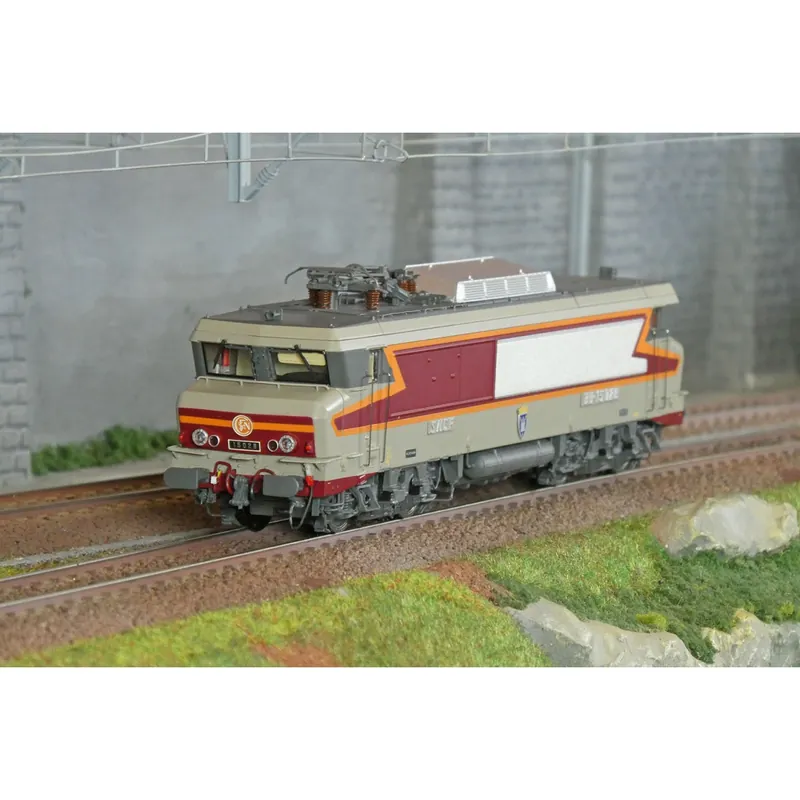 Rechtstreeks Van De Fabrikant Ls Models 10480S Locomotive électrique BB 15028 SNCF, Béton Arzens, Blason VILLIERS-LE-BEL, Strasbourg, Digitale sonore