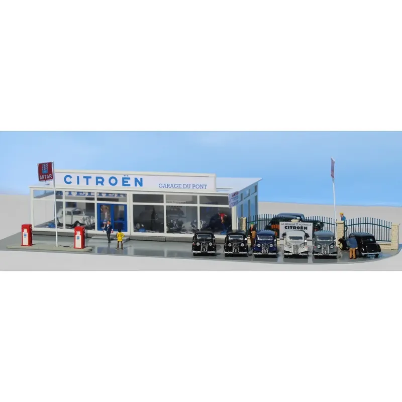 Sai 241 Concession Citroën 1953-1954, avec pompes à essence Antar et Citröen Traction 11B noire Speciale Aanbieding